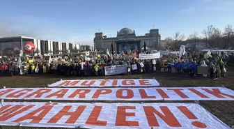 Almanya'da çiftçiler, hükümetin tarım politikalarını protesto etti