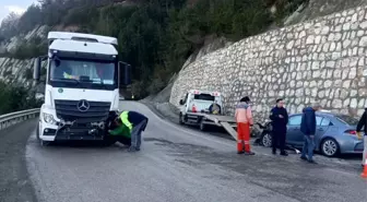 Mudurnu'da Tır ile Çarpışan Otomobilde 4 Yaralı