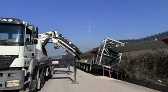 Gemlik'te Rüzgar Türbini Kanadı Taşıyan Tır Su Kanalına Düştü