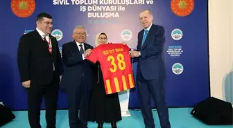 Cumhurbaşkanı Erdoğan'a Kayserispor forması hediye edildi