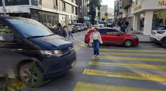 İzmir'de Yaya Geçidinde Sürücüler Yayalara Yol Vermiyor