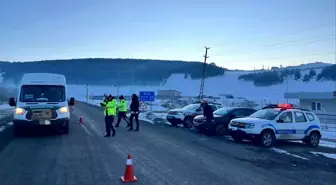 Kars'ta Jandarma, Huzur ve Güvenlik İçin Yol Uygulamaları Yapıyor