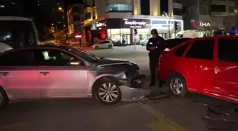 Kırmızı Işık İhlali Kazaya Neden Oldu: 2 Yaralı