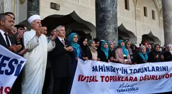 Şahinbey Belediyesi 177 Öğrenciyi Umreye Uğurladı