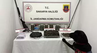 Sakarya'da Uyuşturucu Operasyonu: 4 Kilogram Esrar ve Kılıç Ele Geçirildi