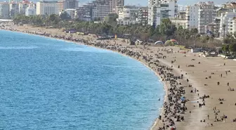 Antalya'da Güneşli Hava Yerli ve Yabancı Turistleri Sahillere Çekti