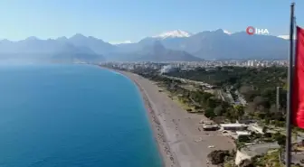 Antalya Kış Ortasında Yazı Yaşıyor: Konyaaltı Sahili Dolu