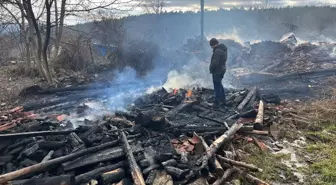 Sinop'ta Yangın: Ahşap Ev ve Ambar Yanarken Çatı Hasar Gördü