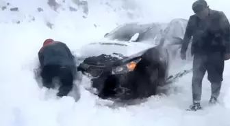 Şavşat'ta Yoğun Kar Yağışı Nedeniyle Yol Kapandı, Kurtarma Ekipleri Müdahale Etti