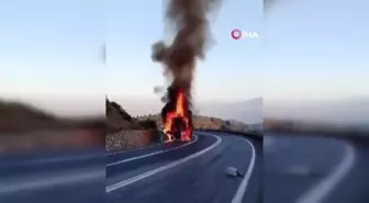 Seyir Halindeyken Alev Alev Yanan Tır Kullanılamaz Hale Geldi