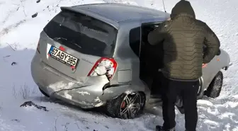 Erzincan'da Kar Direğine Çarpan Otomobilde 2 Yaralı