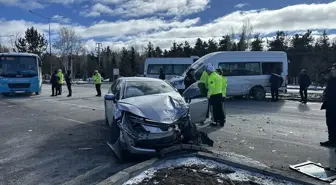 Erzurum'da Minibüs ile Otomobil Çarpıştı: 6 Yaralı