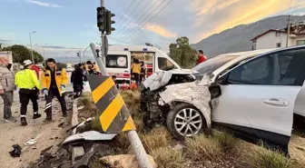 Fethiye'de Kargo Aracı ile Otomobil Çarpıştı: 5 Yaralı