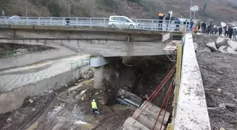 Kastamonu'da köprüden dereye devrilen hafif ticari araçtaki 3 kişi yaralandı