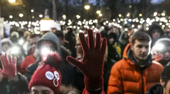 Sırbistan'da Öğrenciler, Grev Yapan Öğretmenlere Destek İçin Gösteri Düzenledi