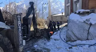 Hakkari'de Soğuk Havaya Rağmen Altyapı Çalışmaları Devam Ediyor