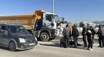 Defne'de Hafriyat Kamyonu Yaşlı Adamı Ağır Yaraladı