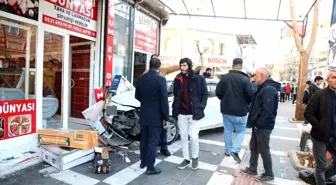 Siverek'te Otomobil Kaldırımda Yürüyen Baba ve Oğluna Çarptı