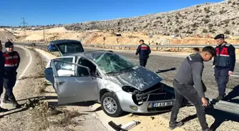 Adıyaman'da Otomobil Refüje Çarptı: 1 Yaralı