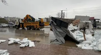 Antalya'da Gübre Yüklü Kamyonun Otobüse Çarpması Sonucu Kaza: 1 Ölü, 1 Yaralı