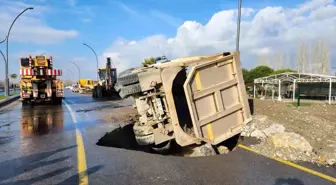 Edremit'te Hafriyat Kamyonu Çöken Yola Düştü