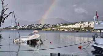 Bodrum'da Yağışlı Hava Gökkuşağını Getirdi, Bir Tekne Battı