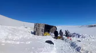 Erzurum'da Karlı Yolda Devrilen Kamyon Sürücüsü Kurtuldu