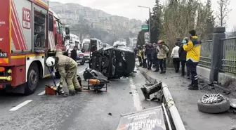 Kağıthane'de Sürücü Fenalaştı, Araç Direğe Çarptı