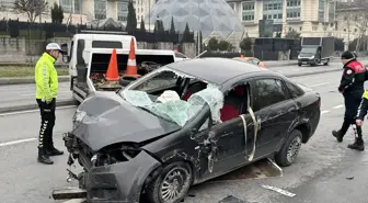 Kağıthane'de Aydınlatma Direğine Çarpan Otomobilde Yaralanma