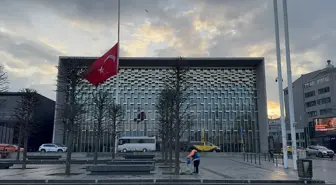 Milli yas ilanının ardından İstanbul'da bayraklar yarıya indirildi