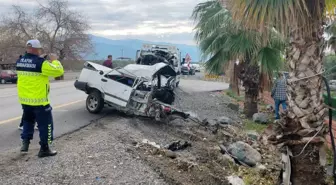 Hatay'da Kaza: Tofaş Otomobil Ağaca Çarparak İkiye Bölündü