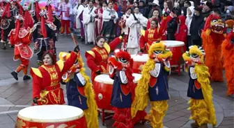 Urumqi'de Geleneksel Shehuo Performansları Sergilendi