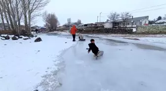 Kars'ta Çocuklar Kızakla Buzlu Derede Eğleniyor