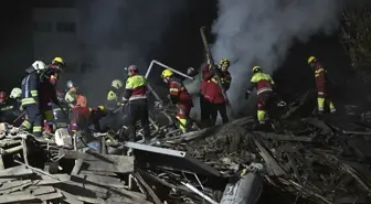 Konya'da 3 Katlı Bina Çöktü: Arama Kurtarma Çalışmaları Başlatıldı