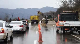 Düzce'nin Gölyaka İlçesinde Toprak Kayması Ulaşımı Aksattı