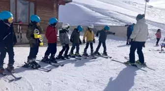 Hakkari'de 6-8 Yaş Grubu Kayak Eğitimine Devam Ediyor