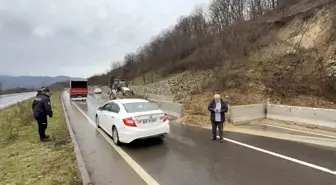 Düzce'de Heyelan Nedeniyle Yol Tek Şeritten Trafiğe Açıldı