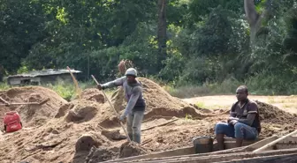 Kamerun'un Sanaga Nehri'nde Kum Çıkarma İşi: Genç İşçiler Tehlikelerle Mücadele Ediyor