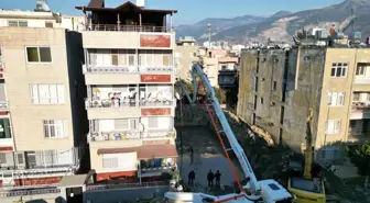 Hatay'da temel kazısı sonrası bina temelinde göçük meydana geldi