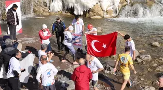 Muradiye Şelalesi'nde Soğuk Havada Yüzme Etkinliği