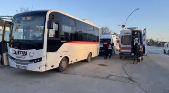 Edirne'de Minibüs Bariyerlere Çarptı: 2 Yaralı