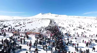 Erciyes Kayak Merkezi Hafta Sonu Binlerce Turisti Ağırladı