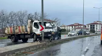 Tekirdağ'da Kamyonet Aydınlatma Direğine Çarptı: 2 Yaralı