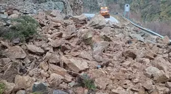 Gümüşhane'de Heyelan: Yol Ulaşıma Kapandı