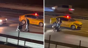 Taksi şoförü, ücretini ödemeyen yolcuyu akan trafikte tekme tokat dövdü