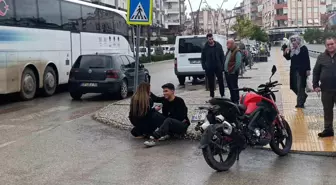 Manavgat'ta Motosiklet ve Otomobil Çarpıştı: Yaralı Sürücüyü Kız Arkadaşı Teselli Etti