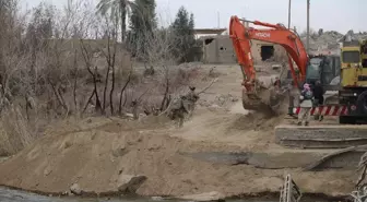 Suriye'de Harbi Köprüsü Onarılırken ABD Askerleri Bölgeyi Gözlemledi