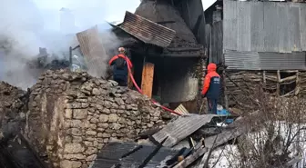 Gece çıkan yangın neredeyse bütün köyü yok etti