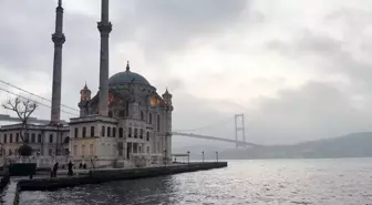 İstanbul Boğazı'nda Görüş Mesafesi Düşen Sis Etkili Oluyor