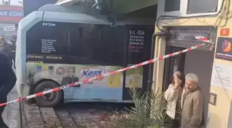 Kartal'da minibüs dükkana girdi, yaralılar var